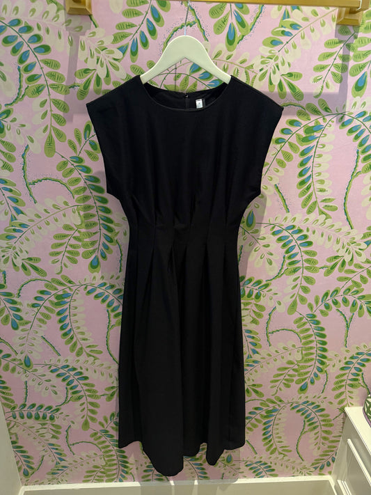 Round Neck Waist Pleated Midi Dress-Black